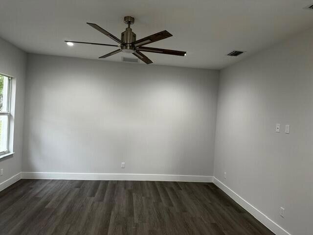 Building Photo - 419 SW Namoit Pl