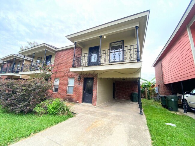 Building Photo - 2-Bed, 2.5-Bath Townhouse – Walk to McNeese State University!
