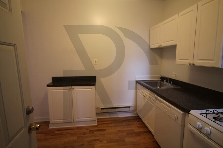 Building Photo - 3721 N Pine Grove Ave