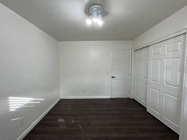 Building Photo - Country Property - ALL UTILITIES INCLUDED