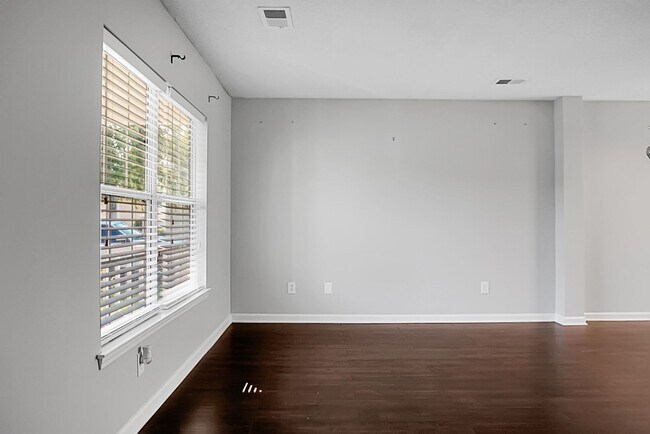 Building Photo - MOVE IN SPECIAL - 50% off First Month's Re...