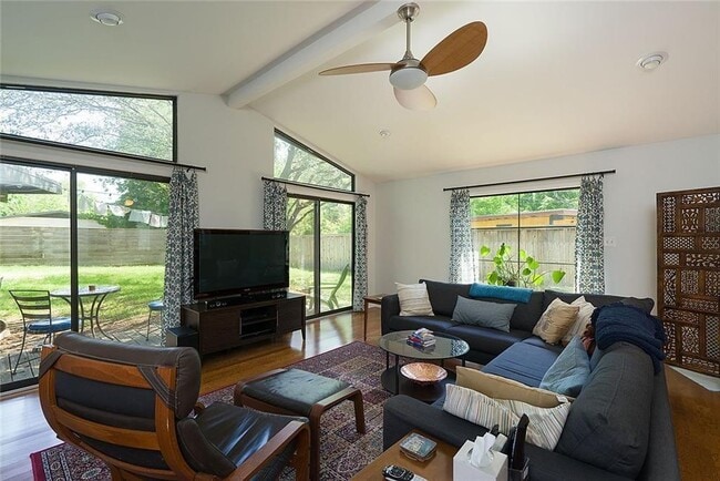 Building Photo - 1502 Corona Dr