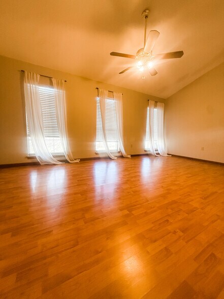 Building Photo - 214 Greenbriar Dr