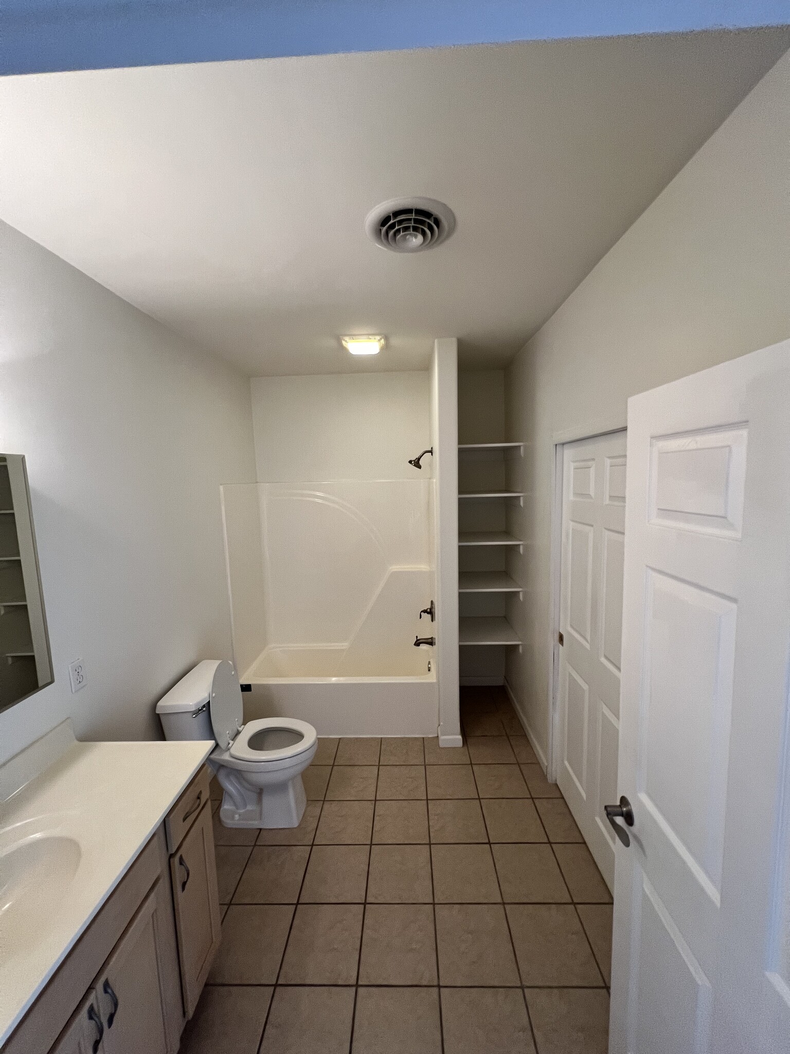 Building Photo - 1032 Villa Ct