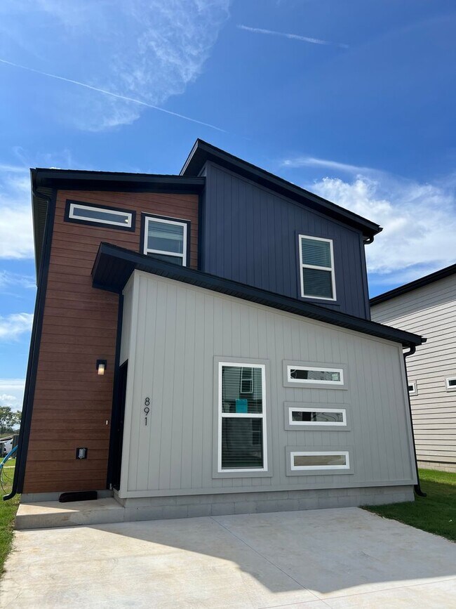 Building Photo - 1/2 Off First Month's Rent by 1/15/2026!! Featherston Village - Modern Living - 2 Bedroom/2.5 Bath