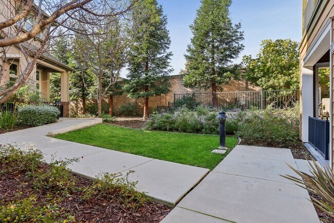 Building Photo - Beautiful Corner-Unit Townhome Near Downtown – 4 Bed | 3 baths