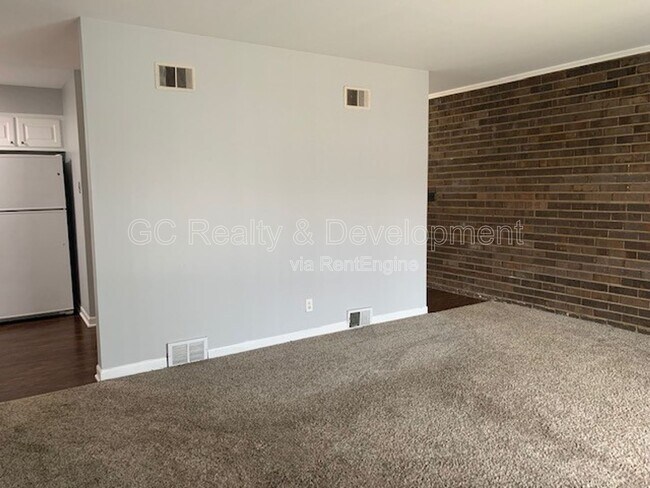 Building Photo - 12 Simpson St