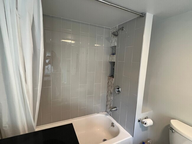 Building Photo - 410 Pequot Ave