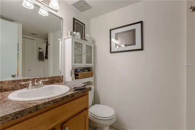 Building Photo - 2 Bedroom 1.5 Bath Urban Retreat Near the ...