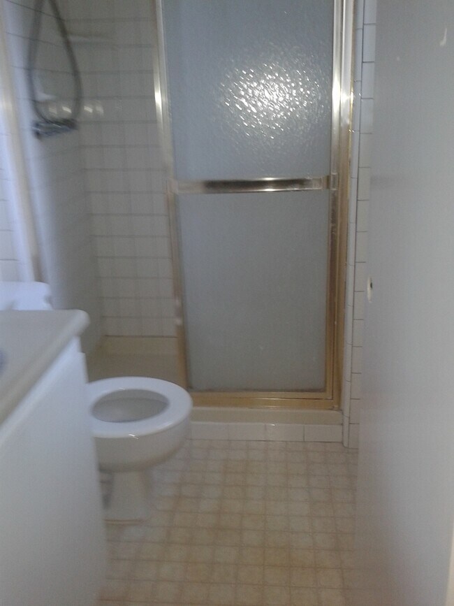 Building Photo - Spacious 3 bedroom 2 bath home located in Modesto