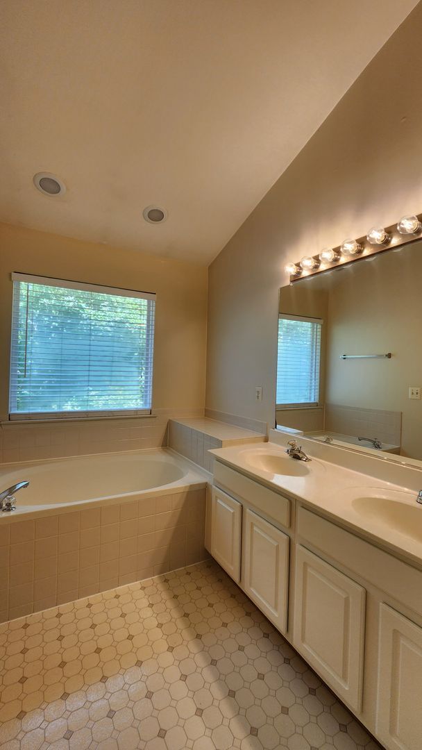 Building Photo - Townhome in Island Creek Subdivision
