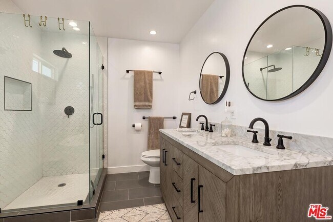 Building Photo - 6700 W 85th Pl