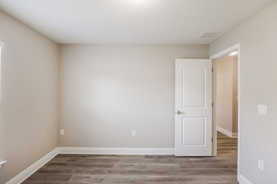 Building Photo - 506 W Leah Ct