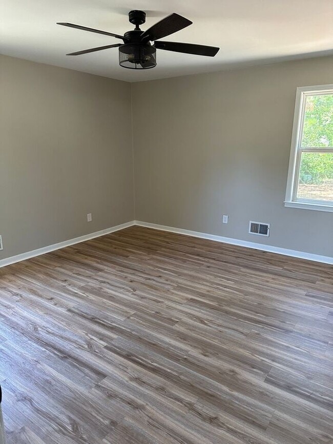 Building Photo - Newly Remodeled Home in Southeast Columbia