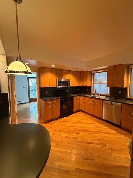 Building Photo - 389 Woodlawn Ave
