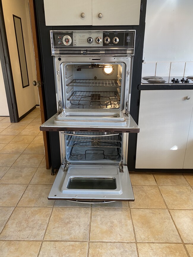 Double Oven - 3333 Hamblen Ct