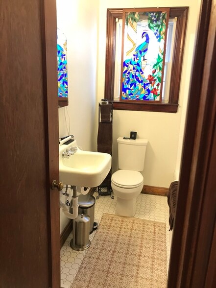 Building Photo - 905 Rosehill Ave