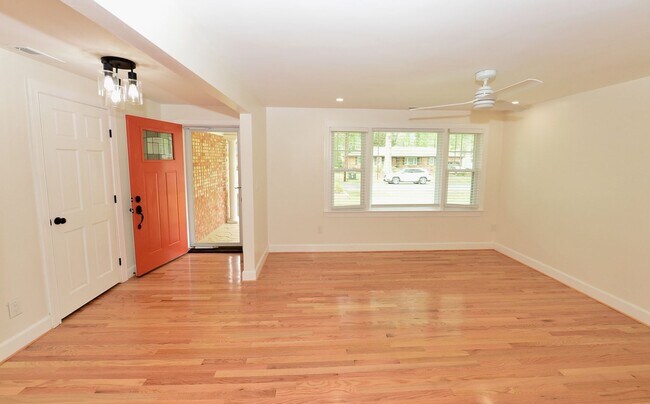 Building Photo - 817 Englewood Dr