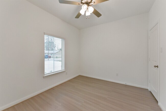 Building Photo - 13602 Pine Dr