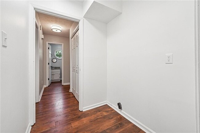 Building Photo - 5600 Surrey Ct