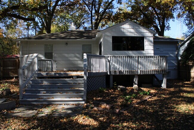 Building Photo - MOVE IN SPECIAL! - Spacious 4 bedroom and 2 bath with a very beautiful sun room in Kansas City MO
