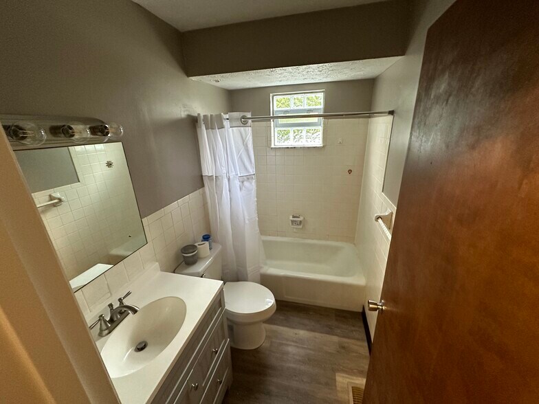 NOTE: Photos are of unit 2 - 4115 Roosevelt Blvd