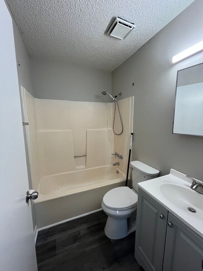 Building Photo - 2 Bedroom/ 1 Bathroom Duplex in Hermitage