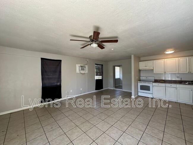 Building Photo - 2210 Cantor Ln