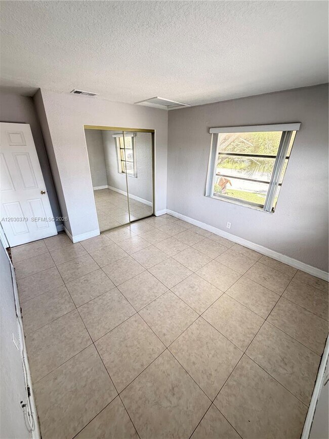 Building Photo - 412 Lakeside Dr