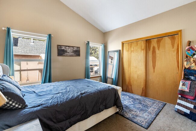 Building Photo - 3 Bed 2 Bath Fully Furnished in Woodland Park