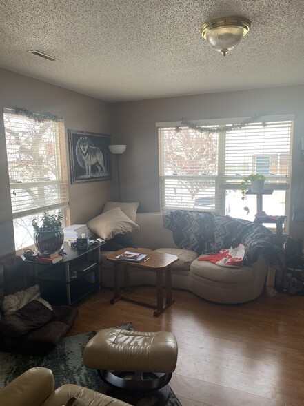 Living room - 957 Boston Way