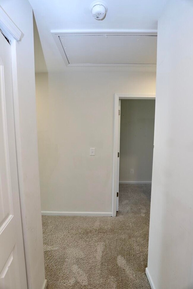 Building Photo - 2943 Old Field Rd