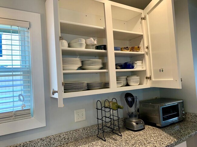 Building Photo - 220 Veranda St