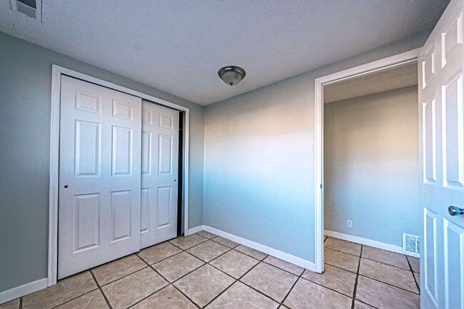 Building Photo - 5 bedrooms ,2 bathrooms and on 0.32 acres for rent