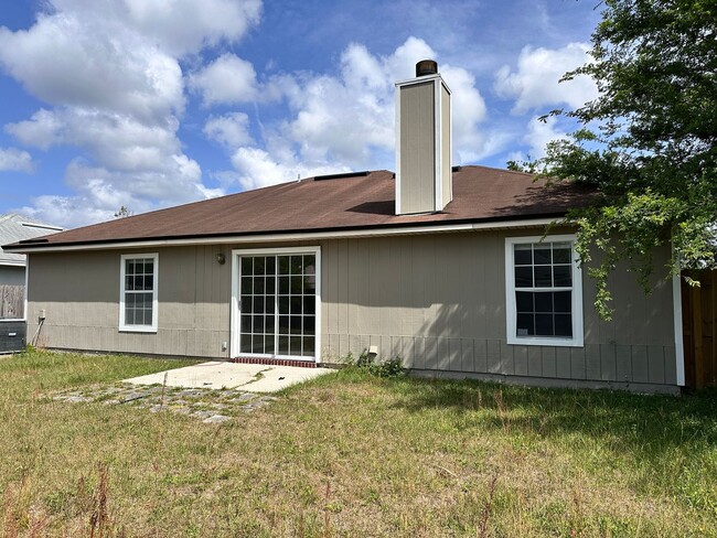 Building Photo - Three Bedroom in Greenfield Lakes