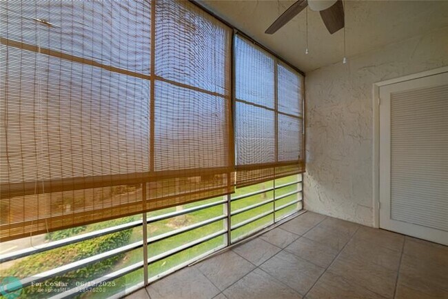 Building Photo - 701 Lori Dr