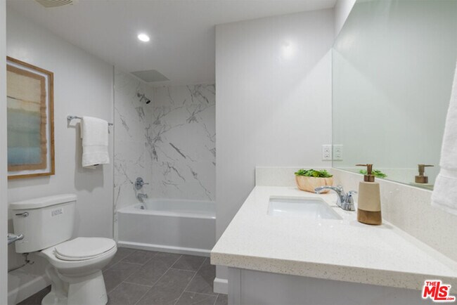 Building Photo - 850 S Gramercy Pl