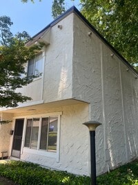 Building Photo - SPACIOUS 3 BEDROOM CONDO!!