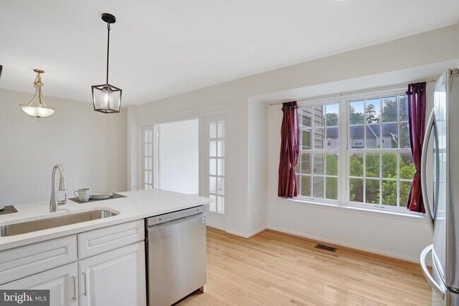 Building Photo - 4684 Carisbrooke Ln