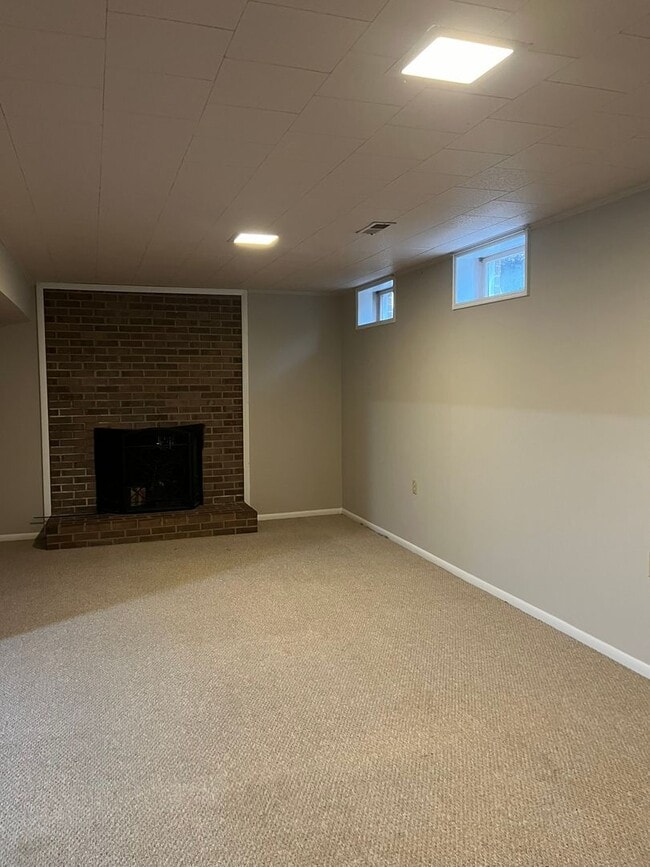 Building Photo - SWEET RAISED RAMBLER IN QUITE NEIGHBORHOOD