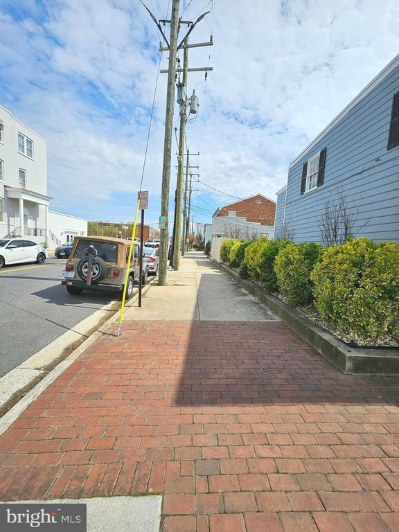 Building Photo - 600 S Washington St