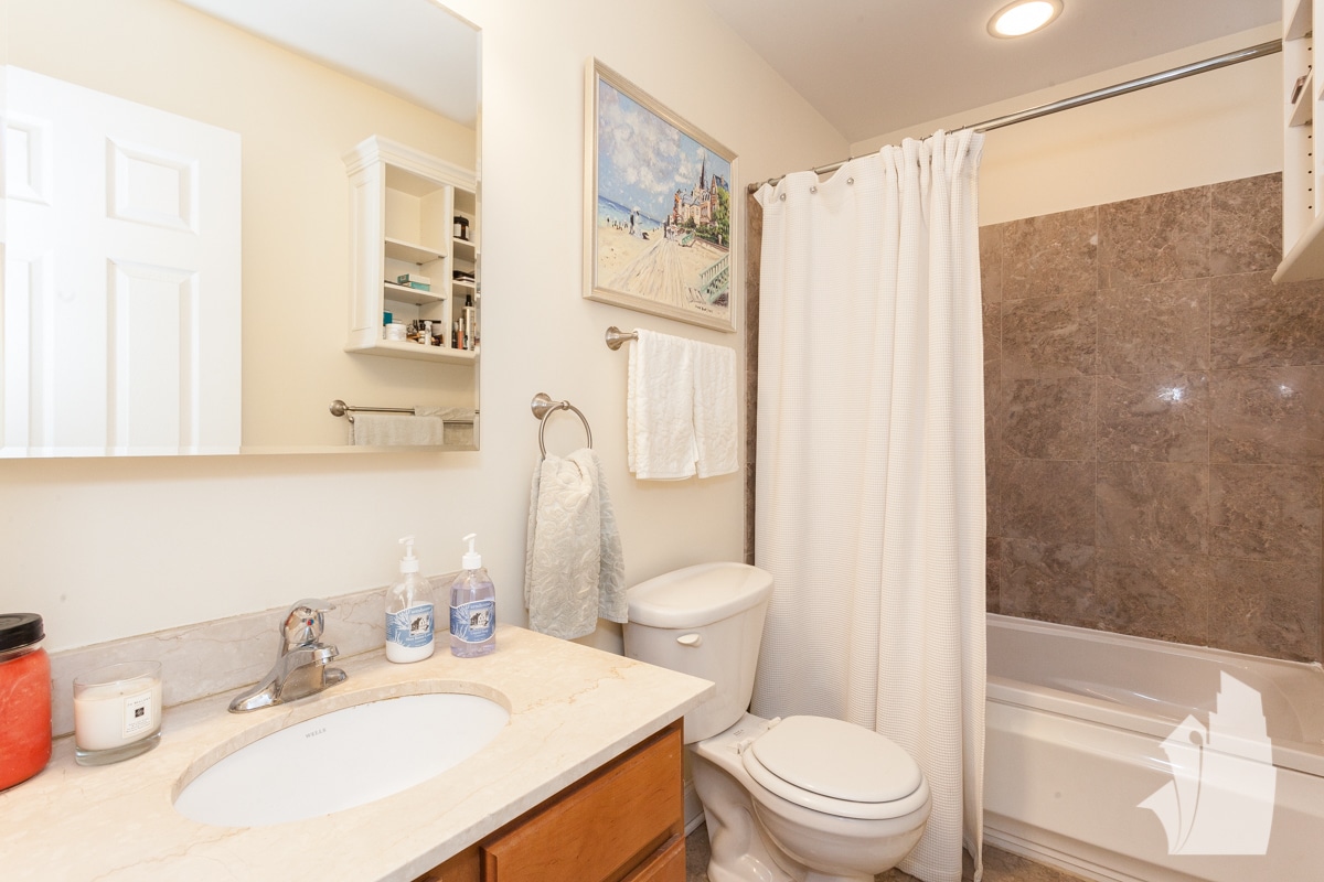 Building Photo - 3750 N Wilton Ave