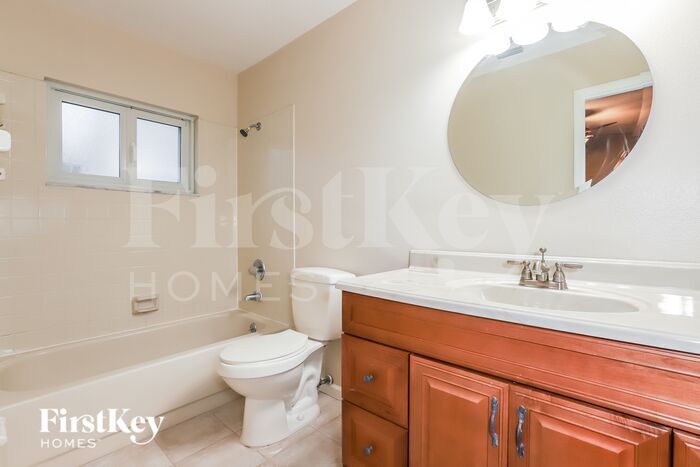 Building Photo - 1739 Lakeview Village Dr
