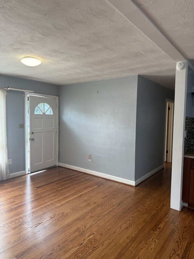 Building Photo - 3 Bedroom House