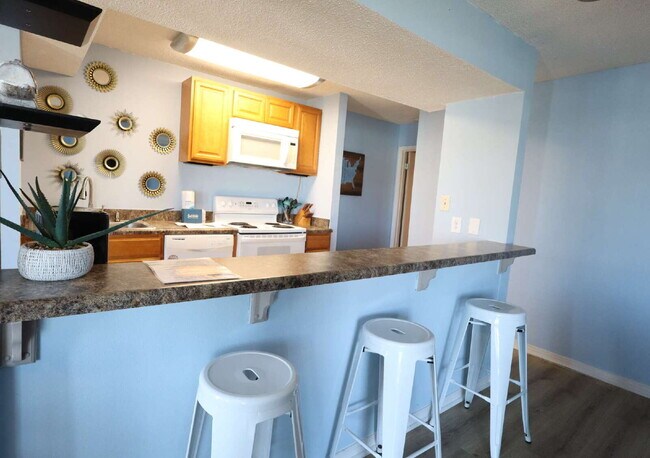 Building Photo - "Coastal Comfort Awaits: Furnished 2-Bed Condo with Pool in Destin!"