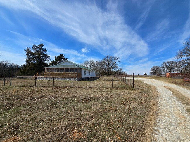 Building Photo - Remodeled 3 bed 2 bath home in Asher!