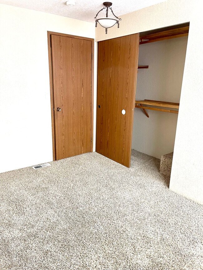 Building Photo - Large Unit! 2-Car Garage Parking! Don't Miss This One!