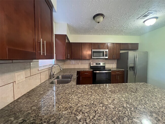 Building Photo - 2406 Ridge Hollow Dr