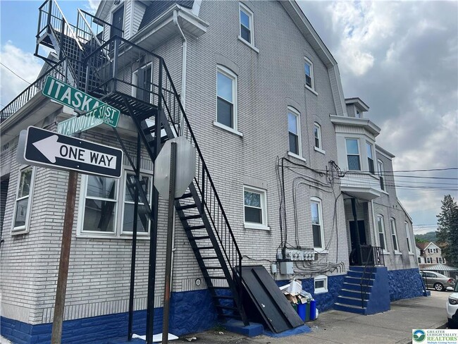 Building Photo - 702 Wyandotte St