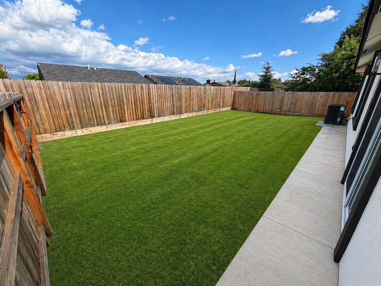 Building Photo - 590 N Lincoln Ave